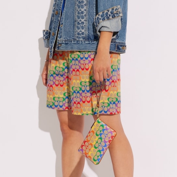 🌈🌈 NWT COACH Small Wristlet In Rainbow Signature Canvas 🌈🌈 - Picture 4 of 4